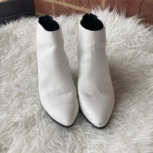 HEART IN D WHITE POINTED CHUNKY HEAL VINTAGE LOOKING BOOTS WORN ONCE 7 1/2